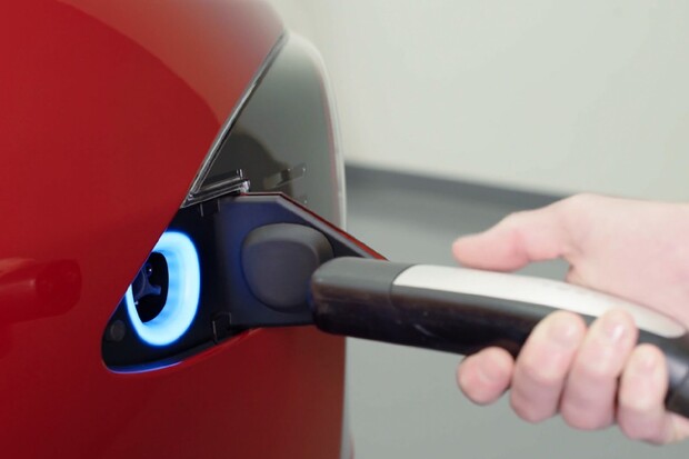 Tohle doma nezkoušejte. Dobíjení elektromobilu tažením na laně ovšem funguje