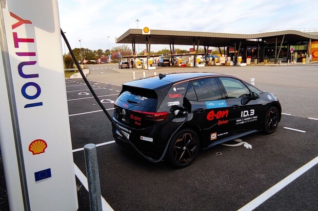 Česká posádka po první etapě eco rally ve Valencii na sedmém místě