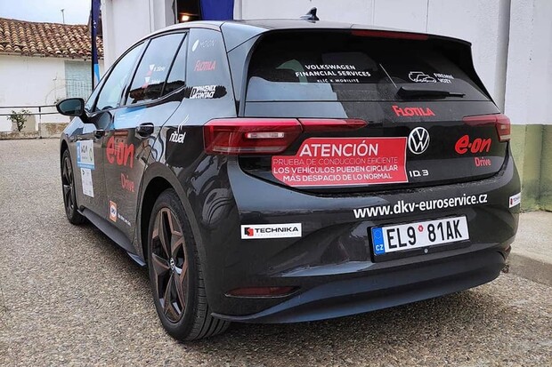 Česká posádka se na eco rally ve Valencii v druhé etapě posunula na šesté místo