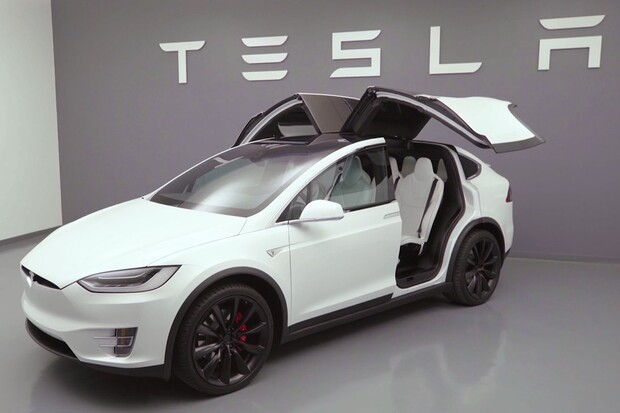 Tesla si dál hraje s cenami. Model X pořídíte dráž i levněji