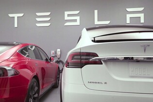 Finsko zažilo rekordní světelnou show. Mohlo za ni 687 vozů Tesla