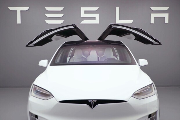 Tesla plánuje bezdrátovou nabíječku smartphonů pro své starší vozy