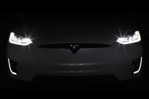 Tesla Model X P90D vs. Ferrari 458 Italia v závodě na ...