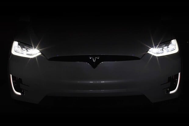 Tesla Model X P90D vs. Ferrari 458 Italia v závodě na čtvrt míle