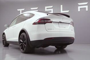 Podívejte se na tažné schopnosti Tesly Model X v praxi