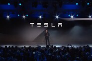 Reuters: Musk zastavil projekt levné Tesly. Musk: Reuters lže