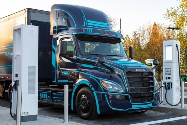 Daimler spustil první nabíjecí stanici pro kamiony. Umí nabíjet výkonem 1 MW