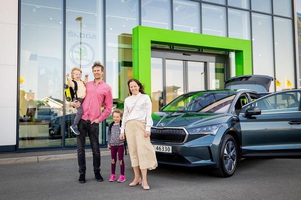 Škoda Auto předala zákazníkům první Enyaq iV, v Česku to ale nebylo