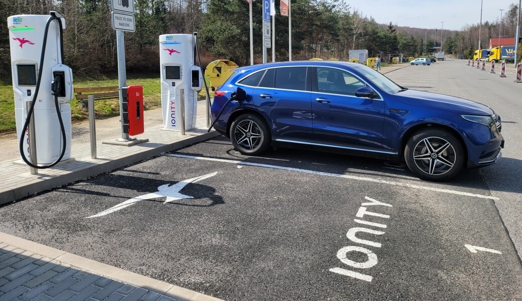 Elektrický Mercedes-Benz EQC na dálnici. Jaký má skutečně reálný dojezd?