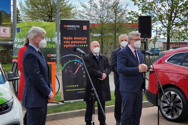 ČEZ dnes spustil svou 300. nabíjecí stanici. Chce jich mít mnohem víc