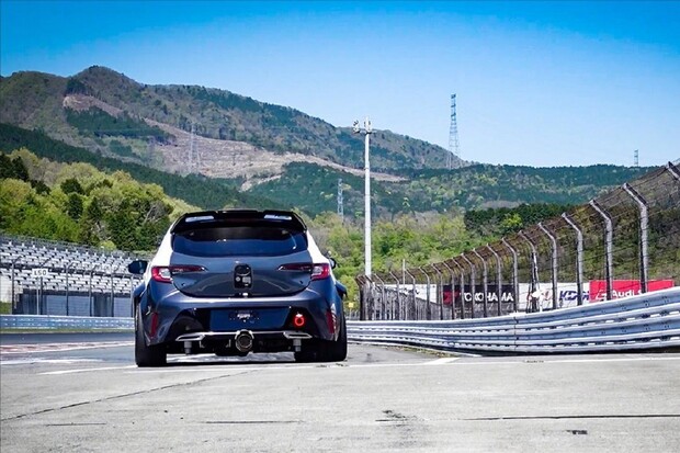 Toyota představila závodní speciál. Spaluje vodík a již brzy bude závodit