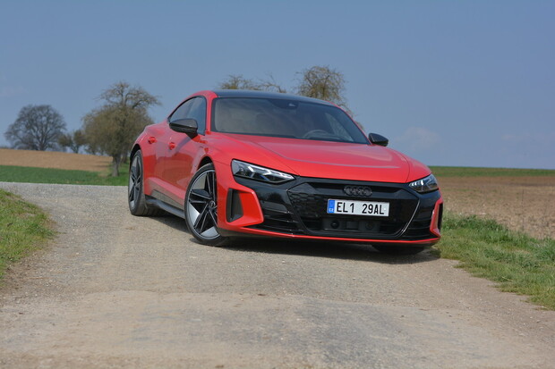 Závodní speciál Audi se postavil proti elektrickému vrcholu ze stejné stáje