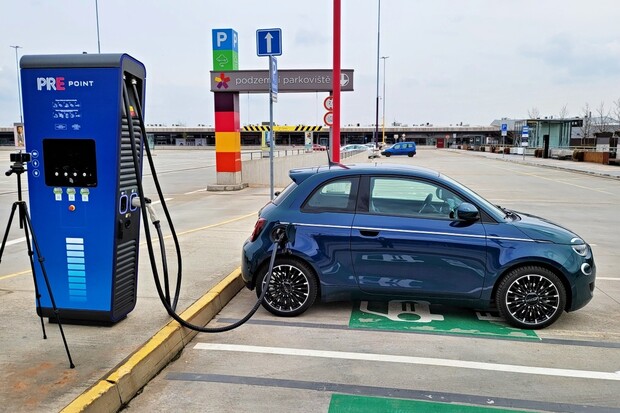 Malý, ale šikovný! Vyzkoušeli jsme, jak rychle se nabíjí Fiat 500e