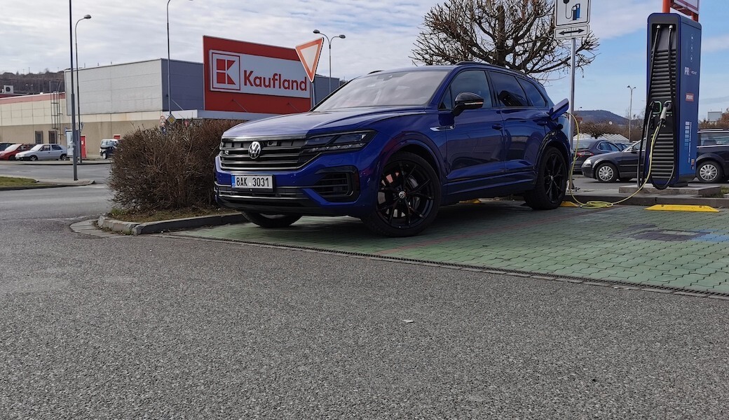 Reálná spotřeba benzínu a elektrický dojezd plug-in hybridu Volkswagen Touareg R