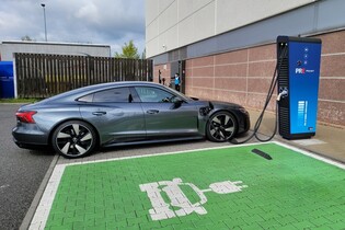 Rychlé je hodně. Ale jaký má Audi e-tron GT reálný dojezd na dálnici? 