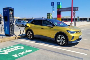 Změřili jsme rychlost nabíjení Volkswagenu ID.4. Tady je výsledek.