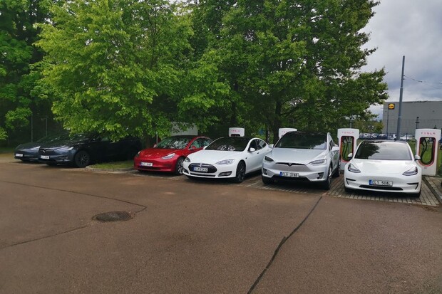 Počet ultrarychlých stanic v ČR vzrostl o polovinu ze dne na den, hlavně díky Tesle