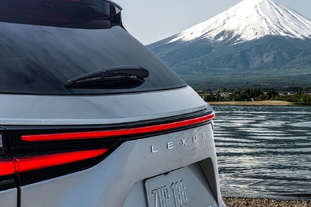 Na svět se dostal první snímek nové generace Lexusu NX. Změn je více než dost