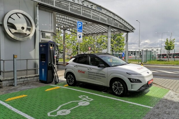 PRE spustilo ultrarychlý Hypercharger v Plzni