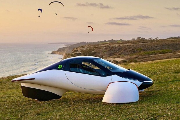 První elektromobil, který nemusíte (ale můžete) dobíjet. Aptera