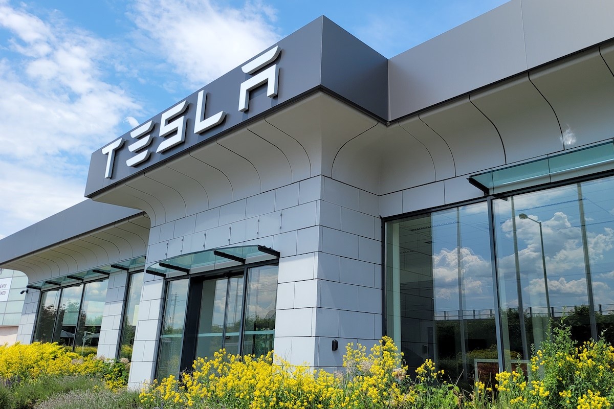 Tesla is canceling its showroom and service in Prague, moving elsewhere