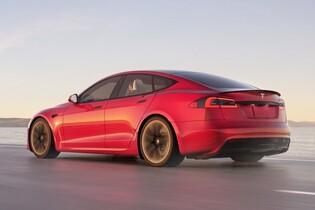 I po čtyřech letech umí Tesla Model S Plaid ukázat záda nejnovějším supersportům