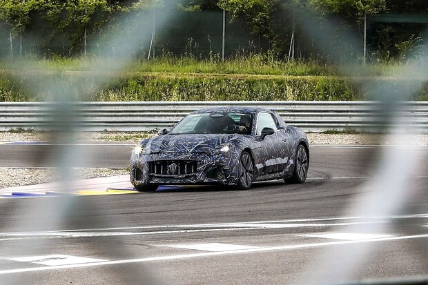 Maserati finišuje testy prvního elektromobilu GranTurismo