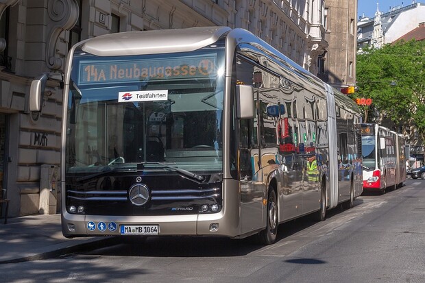 Vídeňský dopravní podnik není spokojen s dojezdem elektrobusů. Zkouší i kloubový