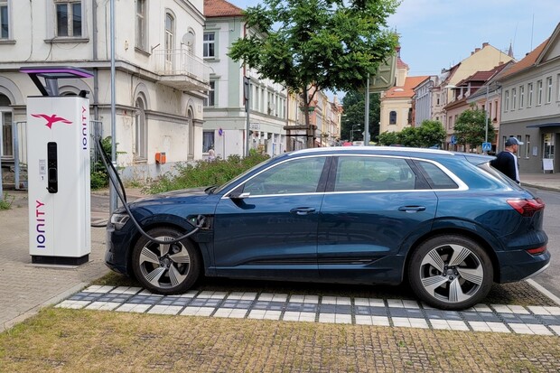 Test nabíjení Audi e-tron po 32 tisících kilometrech. Nabíjí stále tak rychle?