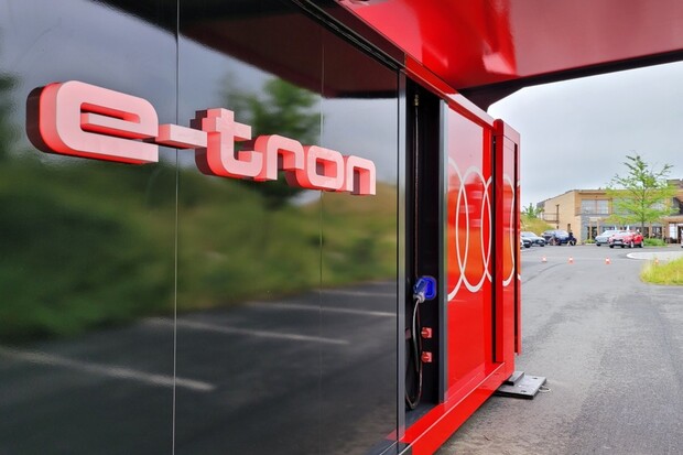 Audi do Česka přivezlo obří powerbanku pro elektromobily. Podívejte se, jak vypadá