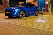Test Otestovali jsme, jaká je reálná zimní spotřeba elektromobilu Peugeot e-208 GT – Zaostřeno na spotřebu