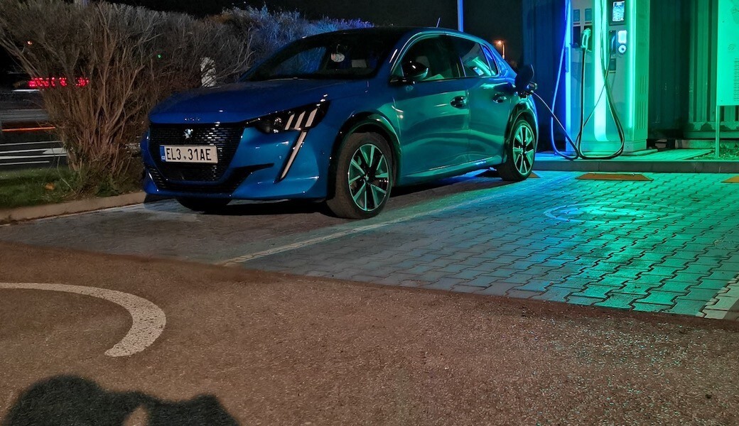 Otestovali jsme, jaká je reálná zimní spotřeba elektromobilu Peugeot e-208 GT