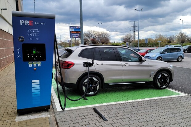 Budoucnost v baterii. Češi letos dobíjejí víc, rychleji a častěji