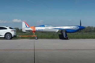 Anglické džentlmenství. Elektroplán Rolls-Royce vzlétá k rekordu, Jaguar pomáhá 