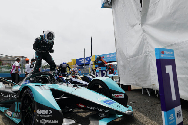 New York ePrix: Jaguar sahal po doublu i vedení, místo toho slaví "jen" vítězství