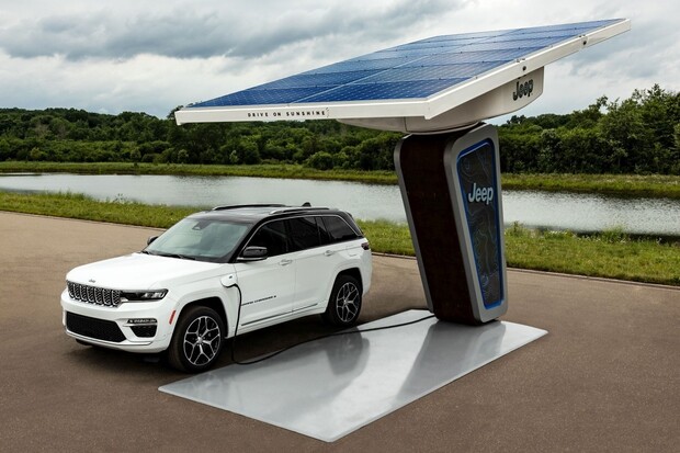 To se hodně nepovedlo. Hybridy Jeep zastavují uprostřed dálnice po chybné aktualizaci