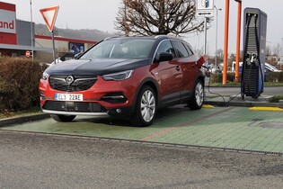 Reálná spotřeba benzínu a elektrický dojezd plug-in hybridu Opelu Grandland X Hybrid4