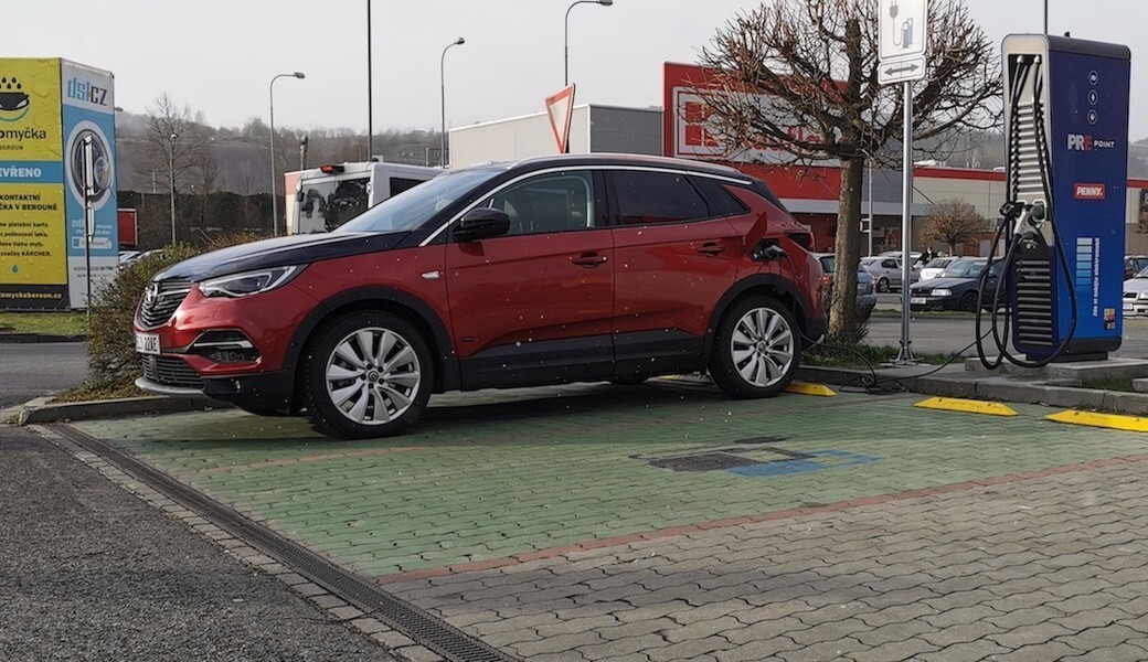 Reálná spotřeba benzínu a elektrický dojezd plug-in hybridu Opelu Grandland X Hybrid4