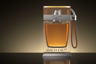 Ford vytvořil parfém. Voní po benzinu a je určen pro příznivce elektromobilů