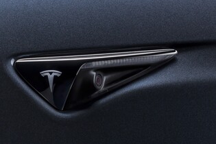 Kamerový systém Tesly pomohl k zatčení nebezpečného pachatele. Střílel za jízdy