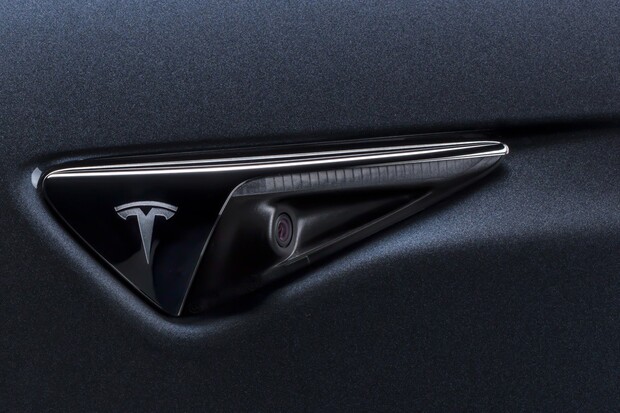 Tesla pokračuje ve volném pádu. V Evropě za únor spadla téměř o polovinu
