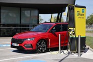 Za první polovinu roku v registracích jasně vedou plug-in hybridy před elektromobily