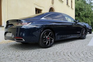 Na český trh vstoupil vlajkový model značky DS. Konkurovat chce německé prémii