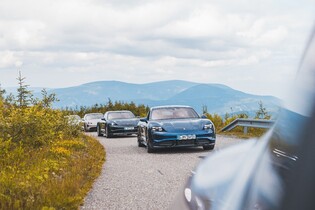 Při předváděcích jízdách jsme se svezli ve všech verzích Porsche Taycan