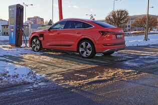 Otestovali jsme, jaká je reálná zimní spotřeba elektromobilu Audi e-tron Sportback
