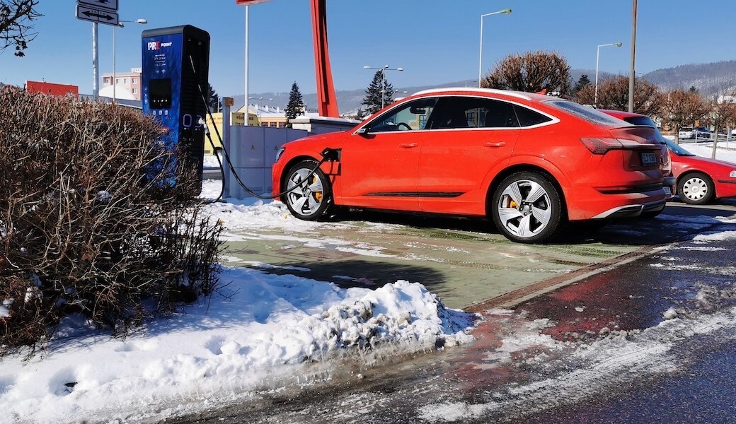 Otestovali jsme, jaká je reálná zimní spotřeba elektromobilu Audi e-tron Sportback