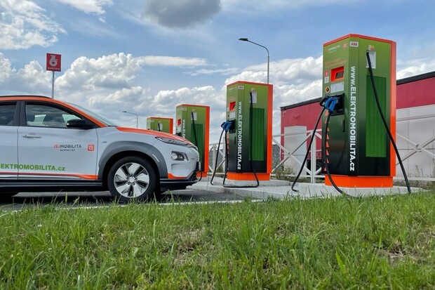 Jedním vrzem 8 stojanů. ČEZ spustil nové nabíječky na D5