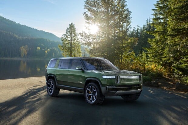 Jakou šancí má 835koňový Rivian R1S proti spalovacím sportovním SUV?