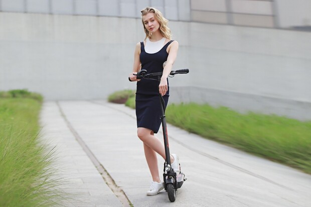 Rychlost 60 km/h a dojezd 75 km. Tohle je nejlepší elektrokoloběžka roku 2021