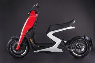 Oslnivý skútr Zapp i300 Carbon. Skoro dokonalý